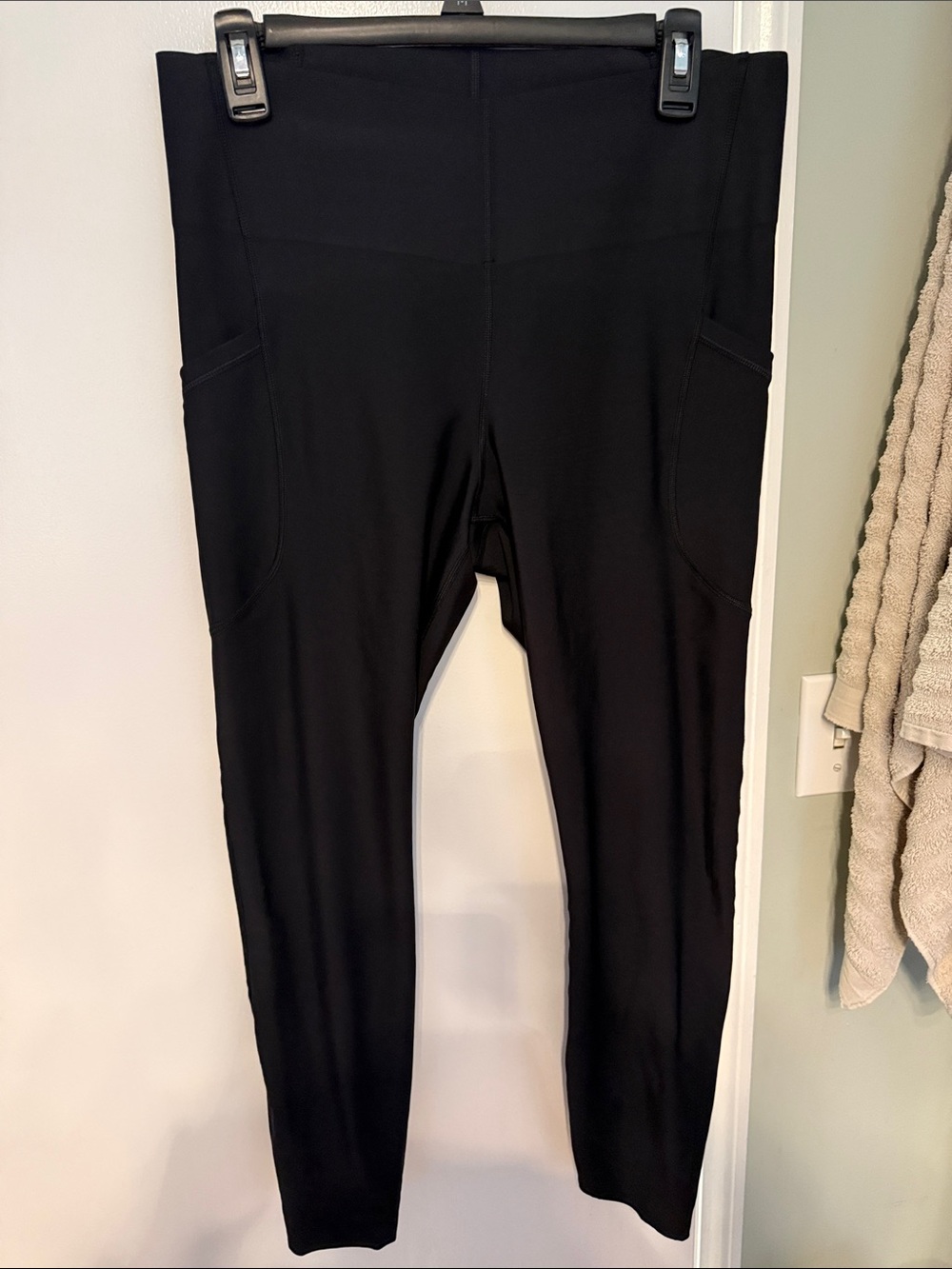 Old Navy Black High-Waist Pocket Leggings